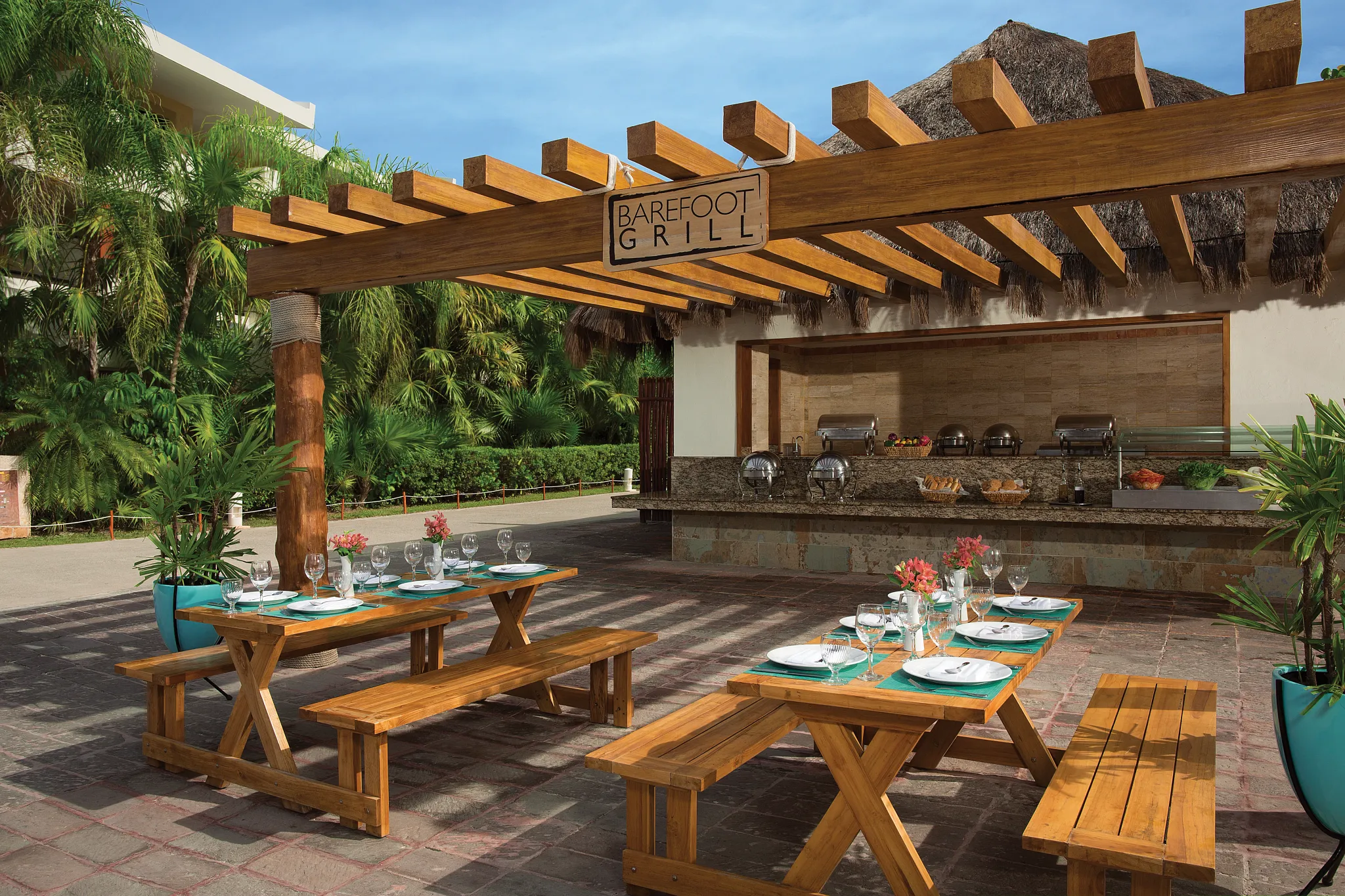Barefoot Grill at Dreams Sapphire Resort & Spa featuring a casual poolside dining area serving grilled favorites and light bites in a tropical outdoor setting.