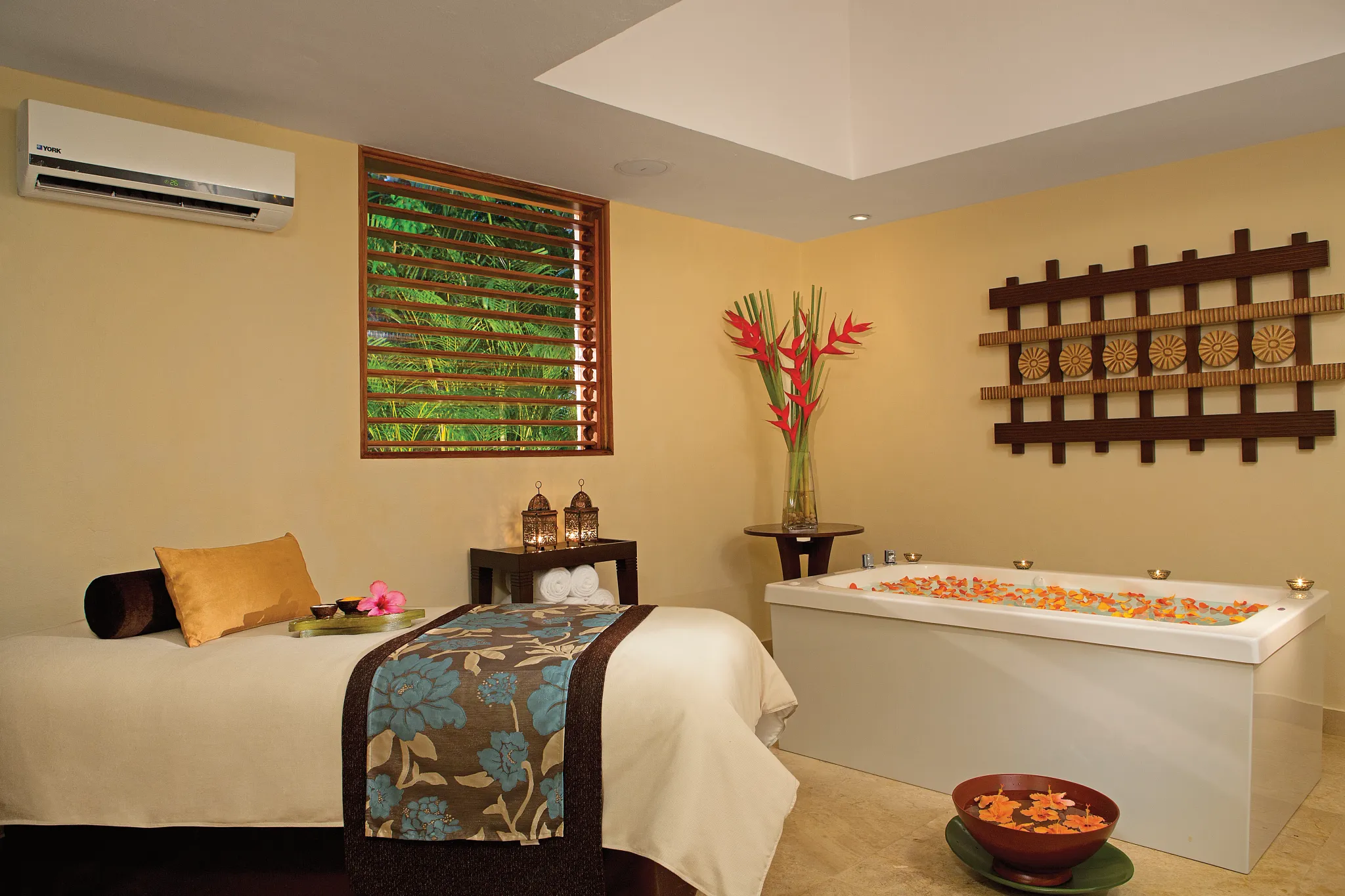 Luxury spa treatment room with soaking tub and massage bed at Dreams Sapphire Resort & Spa in Riviera Maya.